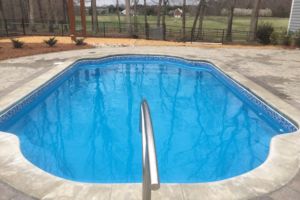 Swimming pool with flagstone hardscape